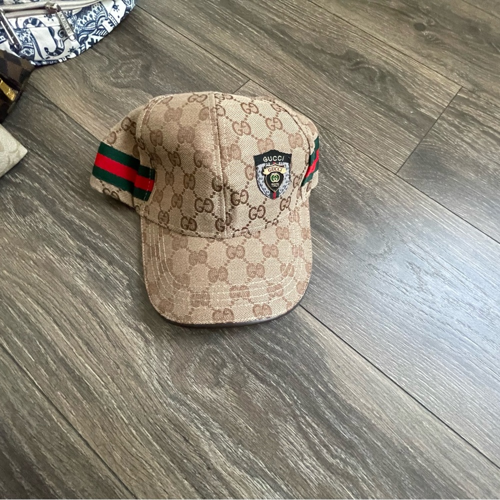 Gucci hat never wore brand new